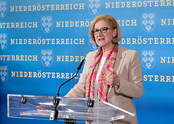 Landeshauptfrau_Johanna_Mikl-Leitner_beim_Pressestatement.jpg 